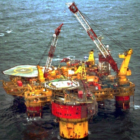 Die Shell-Ölplattform "Brent Spar" in der Nordsee, Mai 1995