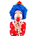 Kleiner Clown pustet in einen Luftrüssel.