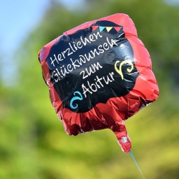 Symbolbild: Luftballon mit der Aufschrift: "Herzlichen Glückwunsch zum Abitur".