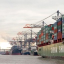 Ein chinesisches Containerschiff im Hamburger Hafen.