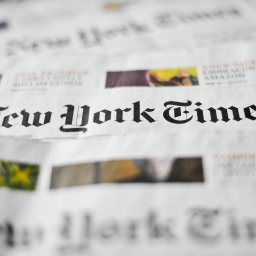 Verschiedene Ausgaben der Zeitung "New York Times" liegen auf einem Tisch. 