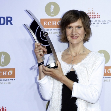Die Bassistin Eva Kruse präsentiert ihren Preis bei der ECHO Verleihung 2015