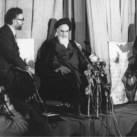 Das Bild zeigt die erste Pressekonferenz im Jahre 1979, in der der iranische Ajatollah Ruhollah Chomeini erklärte, dass ein Revolutionsrat gebildet wurde.