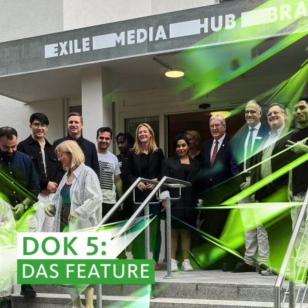 Das "Exile Media Hub Brandenburg" in Schmerwitz, Bewohner und Einwohner auf der Treppe vor dem Eingang. 