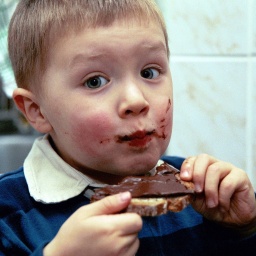 Junge isst ein Nutellabrot