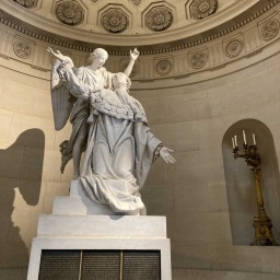 Statue Ludwig XVI. in der Sühnekapelle (Bild: ARD/Stefanie Markert) 