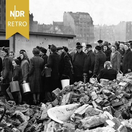 Hamburg, 1946. Hungrige Menschen stehen für Lebensmittel an.