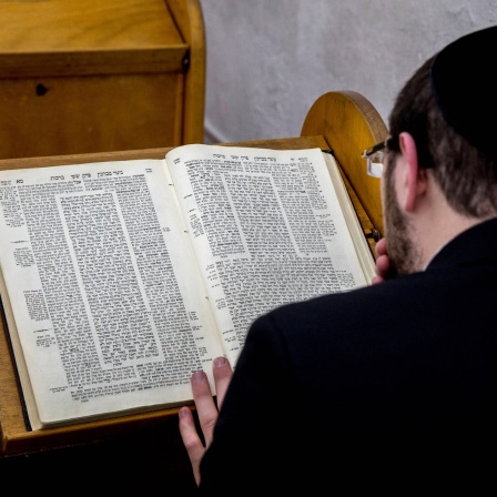 Orthodoxer Jude studiert den Talmud in einer Synagoge in Israel