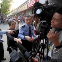 Archivbild: Chinesische Polizisten drängen 2012 Jornalisten in Peking ab, als sie die Abfahrt des Aktivisten Chen Guangcheng filmen wollen. (Bild: picture alliance / dpa)