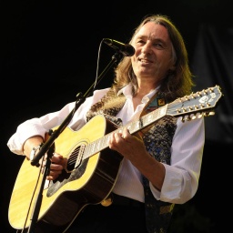 Roger Hodgson, mit Gitarre auf der Bühne, 2012