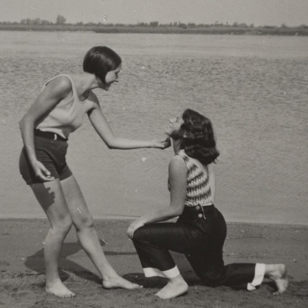 Großmutter des Künstlers und eine Freundin bei geheimer Performance am Elbestrand bei Frohse, 1920er Jahre