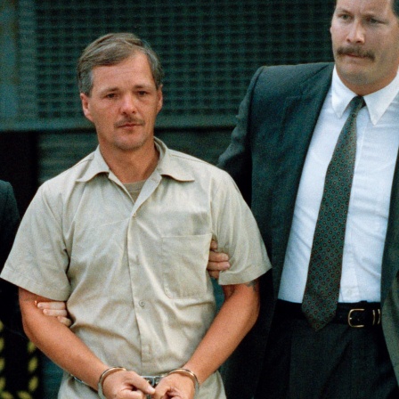 Jack Unterweger wird 1992 von U.S. Marshals vor einem Gericht abgeführt. 