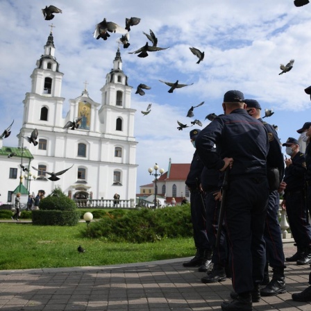 Polizisten stehen am 01.09.2020 vor einer Kirche im belarussischen Minsk.