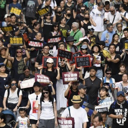 Hunderttausende von Menschen marschieren auf einer Straße in Hongkong