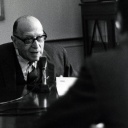 Max Horkheimer im Porträt an einem Mikrofon.