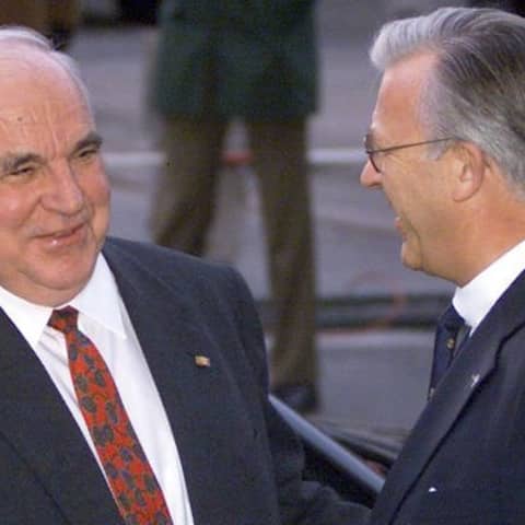 Der ehemalige Bundeskanzler Helmut Kohl wird am 19.1.2000 vom Chef der Handelskammer in Hamburg, Nikolaus Schues,  begrüßt. Kohl war am 18.1.2000 von seinem Amt als Ehrenvorsitzender der CDU zurückgetreten.