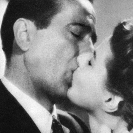Ein Filmstill aus Casablanca zeigt einen Kuss zwischen Humphrey Bogart und Ingrid Bergman