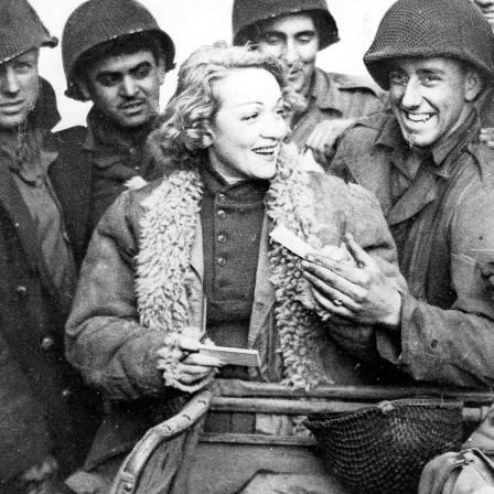 ARCHIV, 1943: Marlene Dietrich verteilt nach ihrem Auftritt an der Front amerikanischen Soldaten ihre Autogramme