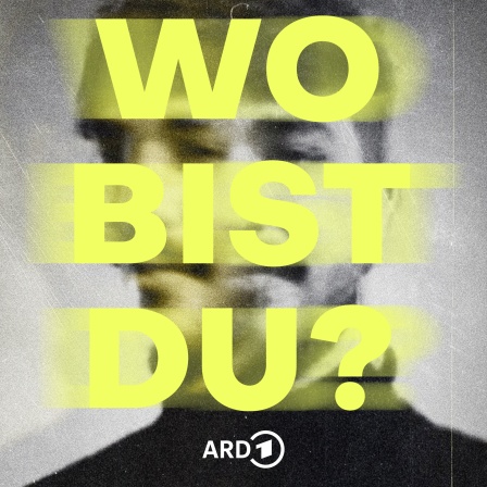 in verschwommenes Portrait in Schwarz Weiß mit dem Podcasttitel Wo bist du in gelb darüber