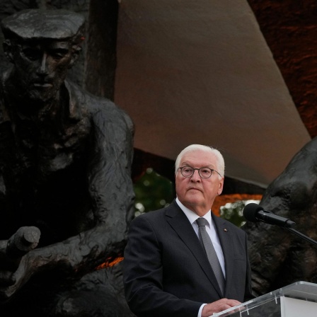 Bundespräsident Frank-Walter Steinmeier spricht bei den Gedenkfeiern zum Warschauer Aufstand am Vorabend des 80. Jahrestages des zum Scheitern verurteilten Aufstands gegen die deutschen Besatzungstruppen während des Zweiten Weltkriegs.