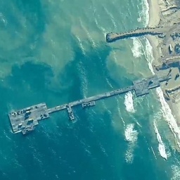 Ein provisorischer von der US-Army errichteter schwimmender, provisorischer Hafen im Gazastreifen zur besseren Auslieferung von Hilfsgütern. (Luftaufnahme)