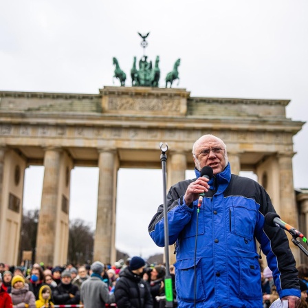 Ulrich Schneider vom Paritätischer Wohlfahrtsverband bei einer Demonstration gegen Rechts auf dem Pariser Platz am Brandenburger Tor