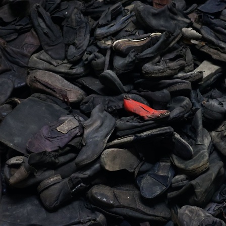 Gedenkstätte Auschwitz-Brikenau –  Schuhe, die Häftlingen abgenommen wurden, sind in der Gedenkstätte und dem Museum Auschwitz-Birkenau, einem ehemaligen deutschen Konzentrations- und Vernichtungslager ausgestellt. © picture alliance/ NurPhoto/ Jakub Porzycki