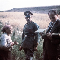Robert Ritter, Leiter der sognannten „Rassehygienischen Forschungsstelle“, circa 1938 bei der Befragung einer Roma-Frau