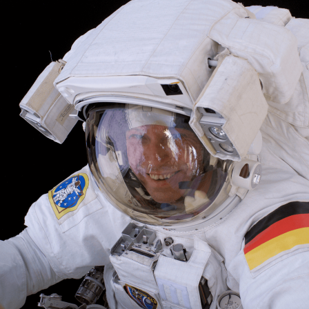 Astronaut Thomas Reiter bei Arbeiten im Weltall © imago images/JMH-Galaxy Contact