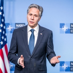 US-Außenminister Anthony Blinken bei einem Besuch bei der NATO in Brüssel auf einem Podium.