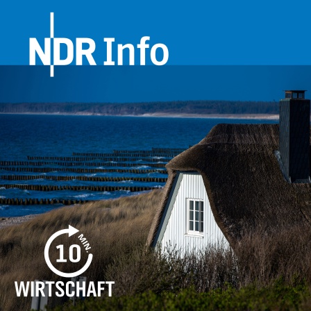 Ein Haus mit Reetdach am Strand von Ahrenshoop (Mecklenburg-Vorpommern) in den Dünen am Strand. 