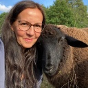 Susanne Kleinschmidt mit einem Schaf.