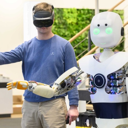 ARCHIV: ferngesteuerter Roboter "Robody Cares" (Bild: picture alliance/dpa/Julian Stratenschulte)