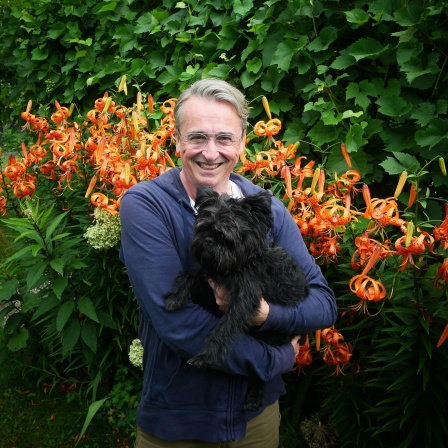 TV-Gärtner Horst Mager und sein Hund Fritz in seinem Schrebergarten Berlin-Charlottenburg.