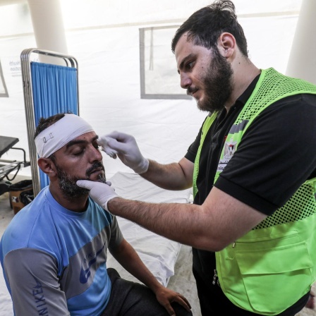 Ein verwundeter Palästinenser wird in Gaza medizinisch versorgt. (Bild. picture alliance / Anadolu | Abed Rahim Khatib)