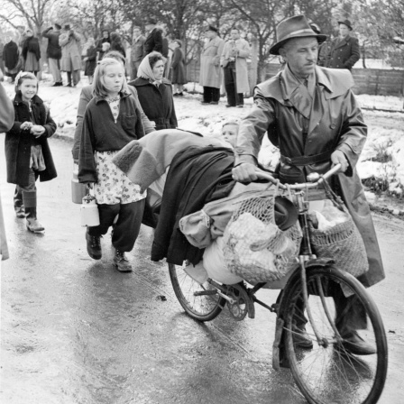 Flüchtlinge aus Ungarn Anfang November 1956 mit ihrer spärlichen Habe bei ihrer Ankunft in Klingenbach in Österreich. Der Grenzübergang Klingenbach wurde am 4. November 1956 gesperrt. Die einsetzenden Massenverhaftungen nach dem gescheiterten Ungarn-Aufstand 1956 haben zu verstärkten Flüchtlingsströmen nach Österreich geführt.