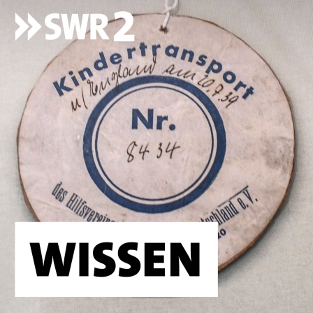 Anhänger an einem Teddybaer - Trostspender für eines der nach Großbritannien geretteten jüdischen Kinder, die 1938 und 1939 mit Kindertransporten verschickt worden waren. Bis 1939 kamen fast 10.000 Kinder nach Großbritannien. Viele sahen ihre Eltern nie wieder. - Exponat im Jüdischen Museum in Berlin.