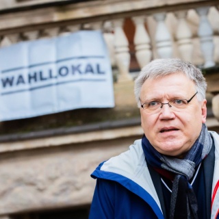 Stephan Bröchler, Landeswahlleiter für Berlin, steht vor dem Wahllokal im Carl-von-Ossietzky-Gymnasium in Berlin-Pankow. 