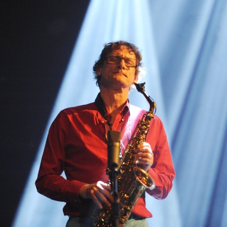 Der deutsche Jazz-Musiker Frank Gratkowski am Altsaxophon.