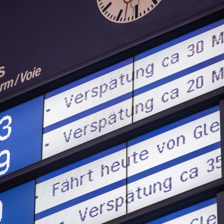 Auf einer Anzeigetafel am Stuttgarter Hauptbahnhof werden bei mehreren Zugverbindungen Verspätungen angezeigt.