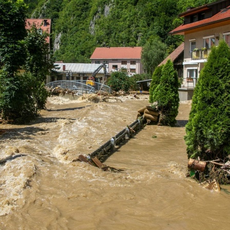 Hochwasser fließt durch ein slowenisches Wohnviertel. Angesichts der verheerenden Überschwemmungen und Erdrutsche der letzten drei Tage hat Slowenien die EU und die Nato um technische Hilfsgüter zur Beseitigung der Schäden gebeten.