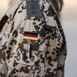 Oberkörper einer deutschen Soldatin mit Uniform von der Seite