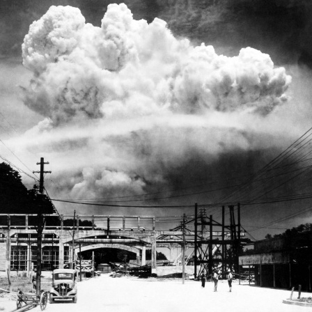 Atomwolke über Nagasaki am 9 August 1945; US-Streitkräfte hatten eine mächtige Atombombe mit dem Spitznamen &#034;Fat Man&#034; auf die japanische Stadt abgeworfen