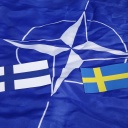 Flagge der NATO sowie von Schweden und Finnland. (Bild: IMAGO / Steinach)