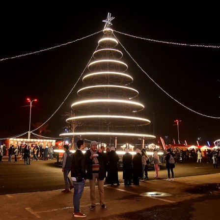 Menschen besuchen eine Weihnachtsmarkt in Damaskus, Syrien.