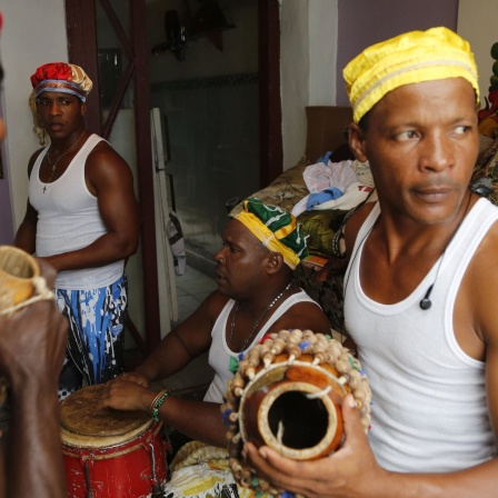 Musiker spielen während einer Santeria-Zeremonie, Havanna, Kuba.