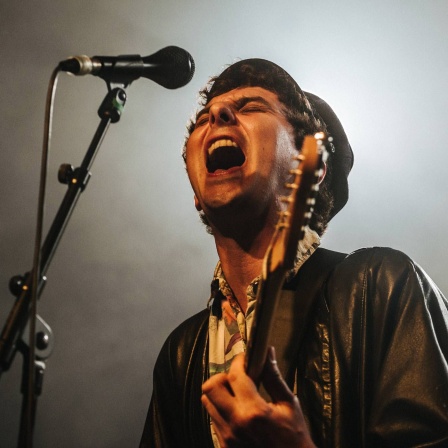 Der Sänger der Band Isolation Berlin bei einem Konzert