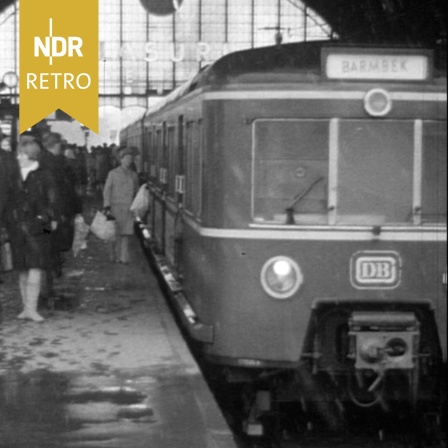 S-Bahn mit dem Fahrziel Barmbek hält am Hamburger Dammtor-Bahnhof, 1960er Jahre.