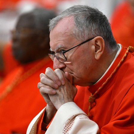 Der Staatssekretär des Vatikans, Kardinal Pietro Parolin, nimmt an der Passionsmesse am Karfreitag im Petersdom im Vatikan teil.