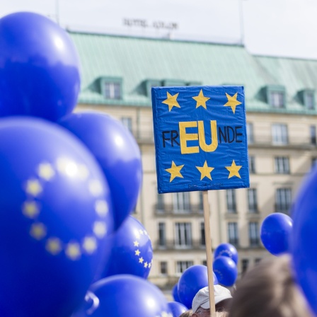 Luftballons mit EU Sternen und ein Transparant, mit FREUNDE (EU hervorgehoben) in Berlin 2017